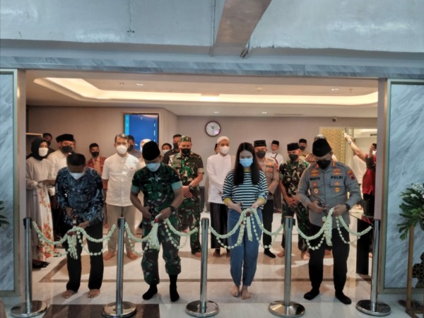 POTONG PITA: Peresmian eksekutif Musala Al Kautsar di lantai LG Hartono Mall Solo Baru, kemarin (14/1). (SEPTINA FADIA PUTRI/RADAR SOLO)