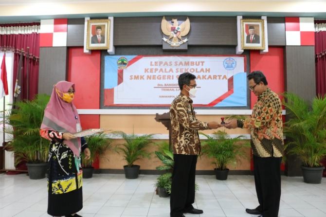 SEREMONIAL: Sertijab kepala SMKN 9 Surakarta dari Bangkit Budiharto (kanan) kepada Triman, Selasa (18/1). (ISTIMEWA)