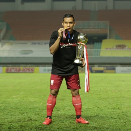GANTI JERSEY: Eriyanto membawa trofi Liga 2 di Stadion Pakansari Bogor, 30 Desember lalu. (PERSIS SOLO OFFICIAL)