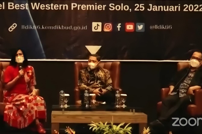 PEMAPARAN: Dr. Lukman (tengah) dalam forum di Best Western Premier Solo Baru, kemarin.  (GERSON SETYO/RADAR SOLO)