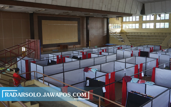 LENGANG: GOR Gelarsena masih jadi lokasi isolasi pasien Covid-19. (ANGGA PURENDA/RADAR SOLO)