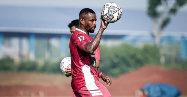 Striker naturalisasi Greg Nwokolo kembali bergabung dengan Madura United.