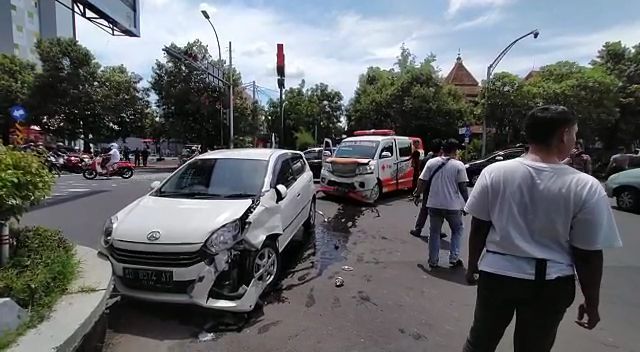 REMUK: Ayla dan ambulans yang bertabrakan di sekitar Mapolresta Surakarta, Minggu (2/1/2022). ANTONIUS CHRISTIAN/RADAR SOLO