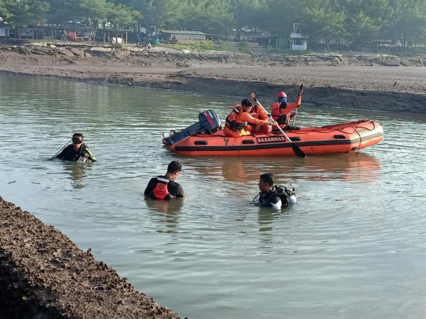 Tim SRU menyisir sejumlah lokasi untuk menemukan Radinka yang tenggelam di muara Sungai Serang Pantai Glagah, Kulonprogo, DIJ. (BASARNAS DIJ FOR RADAR SOLO)