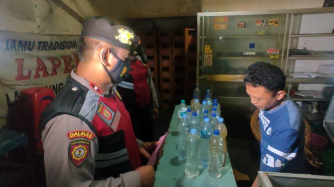 DIAMANKAN: Sejumlah minuman keras (miras) diamankan petugas kepolisian dalam patroli cipta kondisi yang digelar Polres Boyolali, kemarin. (RAGIL LISTIYO/RADAR SOLO)