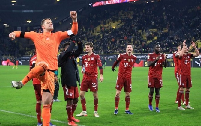 Kiper sekaligus kapten Bayern Muenchen Manuel Neuer (kiri) melakukan selebrasi bersama rekan-rekannya dan menyampaikan terima kasih kepada suporter usai memenangi duel Der Klassiker lanjutan Liga Jerman melawan Borussia Dortmund di Stadion Signal Iduna Pa