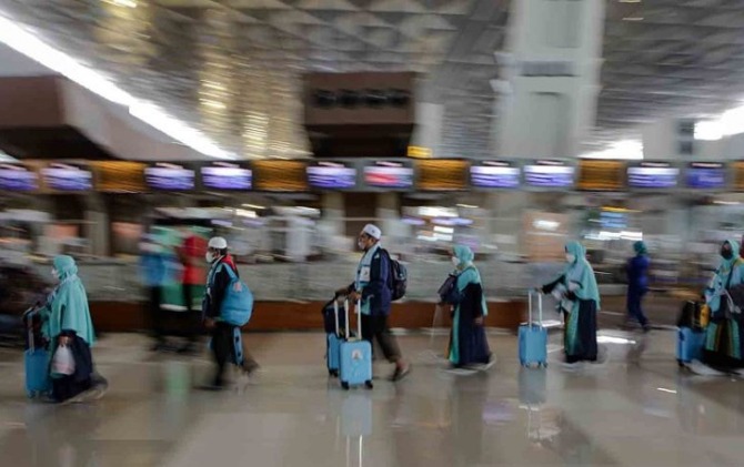 Jamaah umrah menuju ke tempat pemberangkatan di Terminal 3 Bandara Internasional Soekarno-Hatta, Tangerang, Banten, beberapa waktu lalu.  (ANTARA)