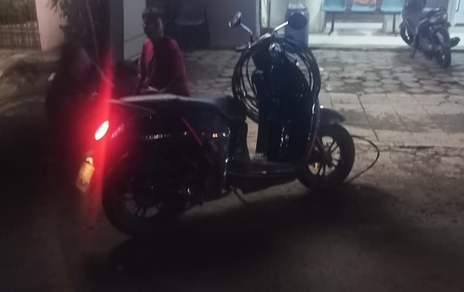 Sepeda motor Honda Scoopy milik korban yang tewas usai tabrak gerobak. (ISTIMEWA)