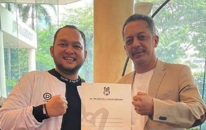 Direktur PT Polana Bola Madura Bersatu (PBMB) Ziaul Haq bersama Manajer Madura United FC Zainal Hudha Purnama. (ANTARA)