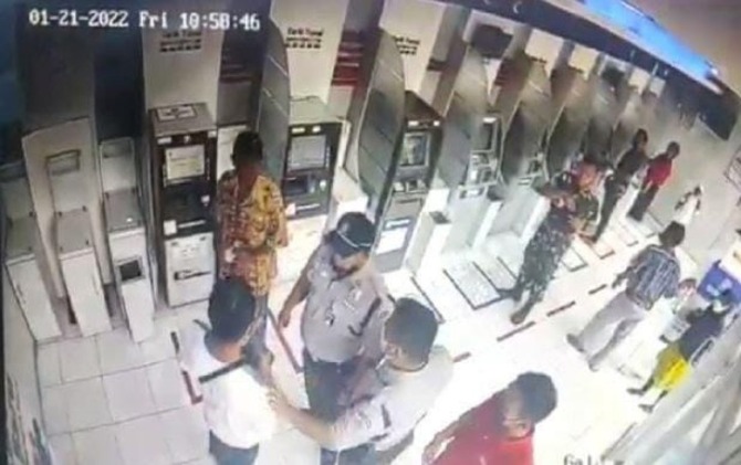 Rekaman CCTV menmperlihatkan dua satpam BRI menghampiri seseorang yang berniat melakukan penipuan di galeri ATM Pematang Siantar.