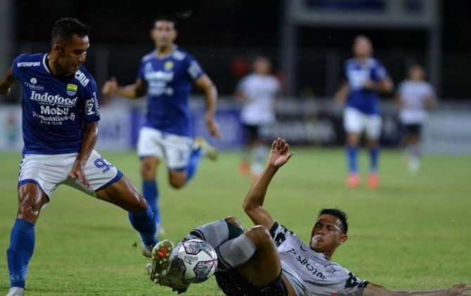 Pemain Persib Bandung Erwin Ramdani (kiri) berebut bola dengan pemain Persikabo 1973 Andy Setyo Nugroho (kanan) saat pertandingan Liga 1 di Stadion I Gusti Ngurah Rai, Denpasar, Bali, Sabtu (29/1). (ANTARA)