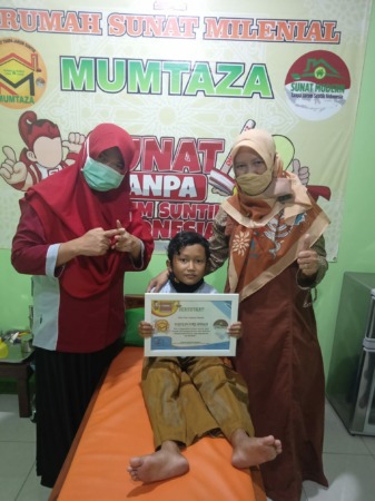 Sunat modern bisa diterapkan bagi anak laki-laki maupun perempuan. (AHMAD KHAIRUDIN/RADAR SOLO)