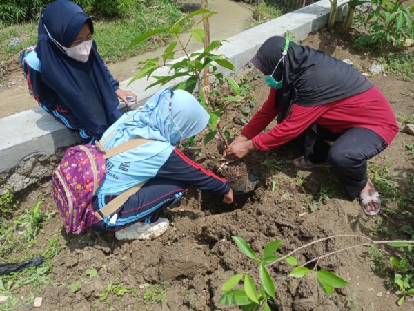 EDUKASI: Siswa MI dan Taman Anak (TA) Al Hidayah tanam pohon di hutan Telawa. (RAGIL LISTIYO/RADAR SOLO)