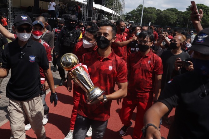 gelandang Persis Solo M  Shulton memegang piala juara Liga 2 yang dibawa dalam acara di Stadion Sriwedari (9/1). (M.IHSAN/RADAR SOLO)