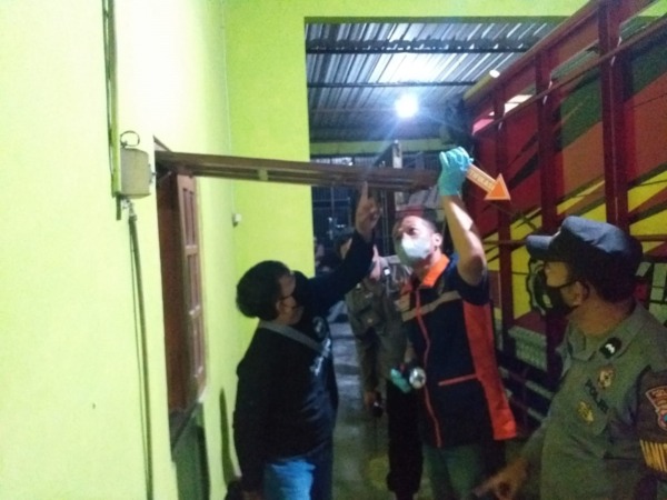 CARI BUKTI: Polisi menggelar olah TKP kasus pencurian di Desa Tangkil, Kecamatan Sragen. (AHMAD KHAIRUDIN/RADAR SOLO)