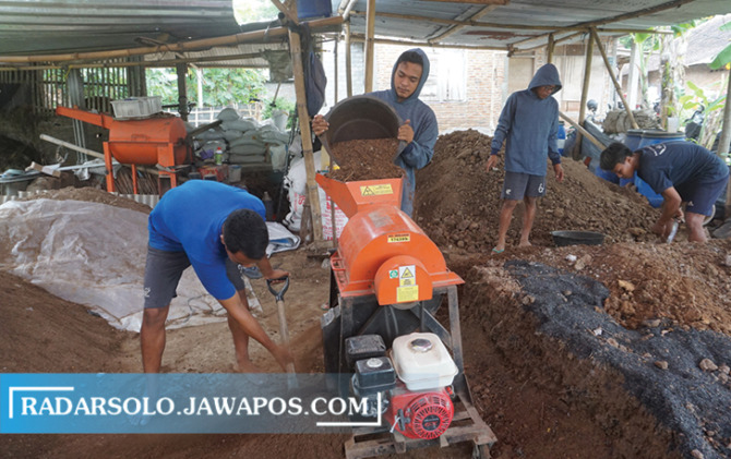 KREATIF: Pemuda Desa Bono, Kecamatan Tulung menggiling pupuk organik dari limbah peternakan, Sabtu (8/1) kemarin. (ANGGA PURENDA/RADAR SOLO)