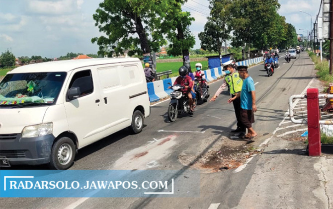 CARI PENYEBAB: Olah TKP kecelakaan di Jalan Raya Jlopo – Baki, tepatnya di depan SPBU Kadilangu, Dusun Kadilangu, Baki tahun lalu. (IWAN KAWUL/RADAR SOLO)