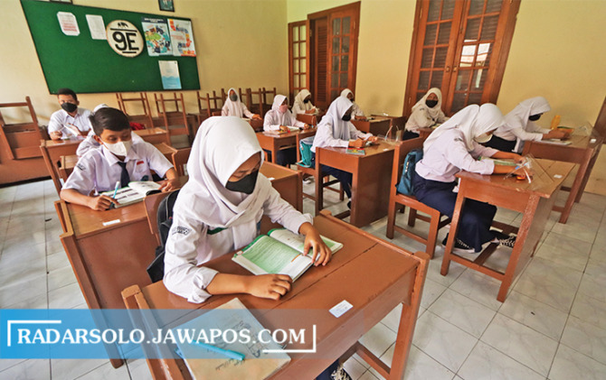 PTM DIHENTIKAN: Mulai Senin (6/2) PTM di kota Solo dihentikan dan kembali ke PJJ. (M. IHSAN/RADAR SOLO)