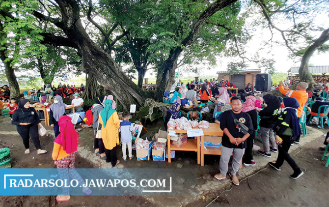 POTENSIAL: Pasar rakyat di sendang Beji, Desa Kemiri, Kecamatan Kebakkramat, kemarin (9/1). (RUDI HARTONO/RADAR SOLO)