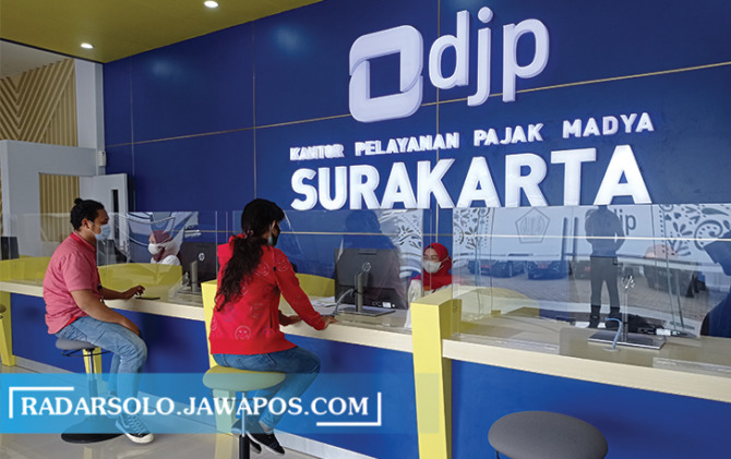 PROFESIONAL: Pelayanan wajib pajak di KPP Madya Surakarta. (SEPTINA FADIA PUTRI/RADAR SOLO)