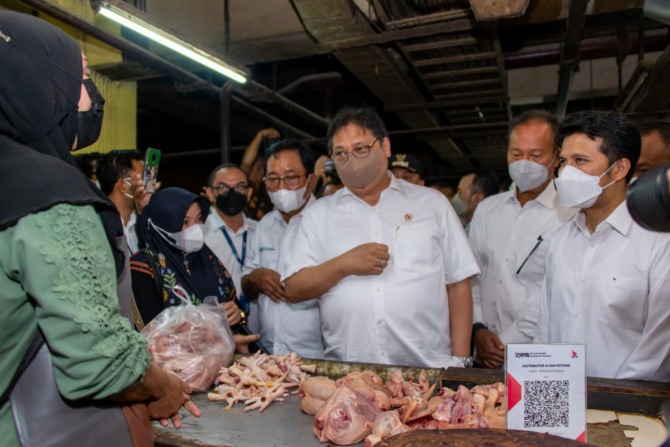 CEK HARGA PANGAN: Menko Perekonomian Airlangga Hartarto berbincang dengan pedagang di Pasar Wonokromo Surabaya, Jatim, kemarin (13/1). (ISTIMEWA)
