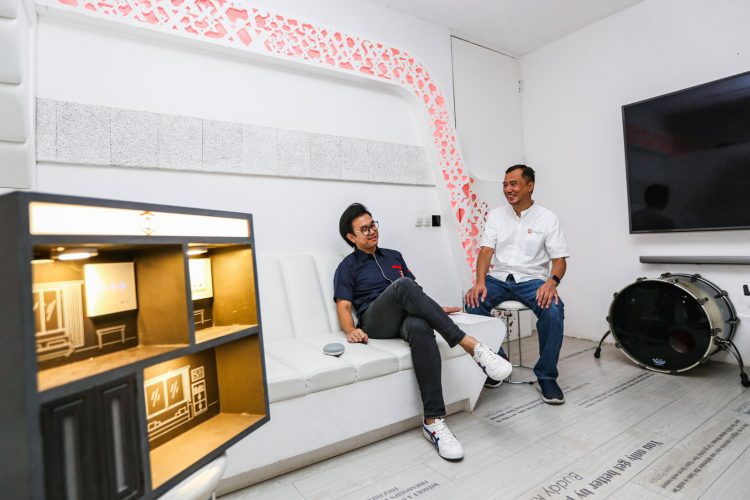 CANGGIH: Salah satu konsep smart home yang dikendalikan lewat ponsel atau perintah suara di Surabaya. (RIANA SETIAWAN/JAWA POS)