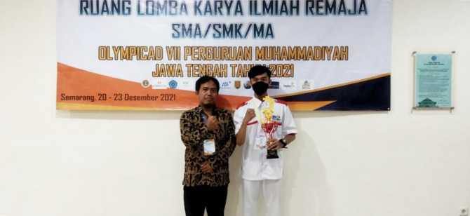 BERPRESTASI: Siswa SMK Muhammadiyah 3 Surakarta Cornelius Chrismantyo (kanan) dan guru pembimbing Dwiyono. (ISTIMEWA)