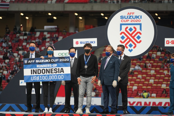 Pelatih timnas indonesia asal Korea Selatan Shin Tae-yong saat menerima penghargaan simbolis untuk Indonesia sebagai runner-up Piala AFF 2020. (AFF Suzuki Cup 2020