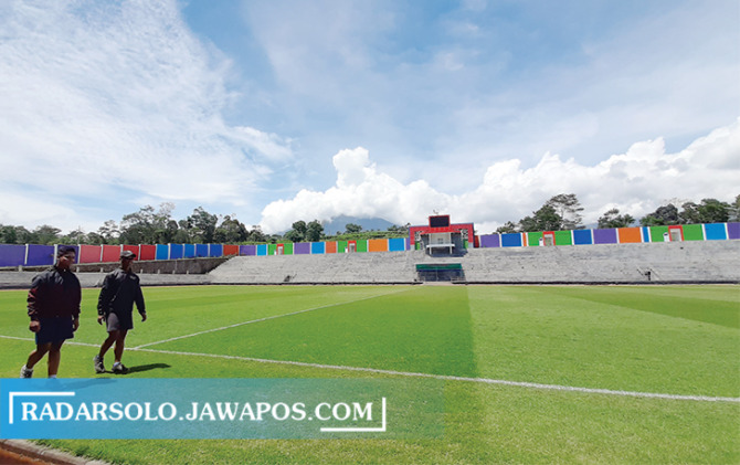 STANDAR INTERNASIONAL: Penampakan lapangan Stadion Kebo Giro yang bakal jadi kandang Persebi Boyolali. (RAGIL LISTIYO/RADAR SOLO)