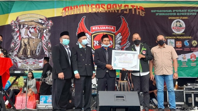 SEREMONIAL: Bupati Juliyatmono saat dinobatkan sebagai bapak Bakso Nusantara. (RUDI HARTONO/RADAR SOLO)