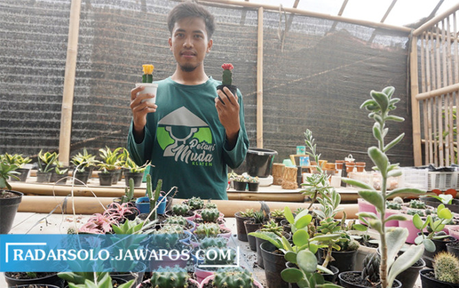 PETANI MUDA: Afip di tengah berbagai jenis tanaman hiasnya di Desa Bono, Kecamatan Tulung, Klaten, kemarin. (ANGGA PURENDA/RADAR SOLO)