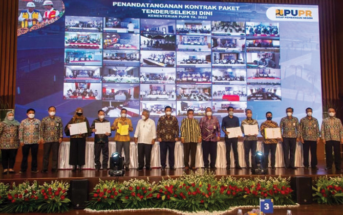 Menteri Koordinator Bidang Perekonomian Airlangga Hartarto pada acara Penandatangan Kontrak Paket Tender/Seleksi Dini Kementerian PUPR TA 2022 secara langsung, Senin (24/1).