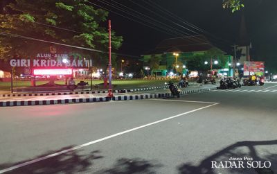 OFF SEMENTARA: Suasana Alun-Alun Giri Krida Bakti yang difoto pada Minggu malam (15/3).&nbsp;