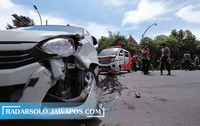 NAHAS: Ambulans bertabrakan dengan mobil Ayla di Jalan Adi Sucipto, Minggu (2/1) kemarin. (ANTONIUS CHRISTIAN/RADAR SOLO)