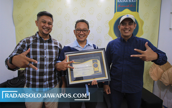 DEDIKASI: Dari kiri External Communication Manager for Danone Indonesia - East Region Rony Rusdiansyah, Kepala Pabrik AQUA Klaten I Ketut Muwaranata, Manager CSR Pabrik AQUA Klaten Rama Zakaria. (ARIEF BUDIMAN/RADAR SOLO)