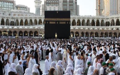 Jamaah menjalankan ibadah umrah.