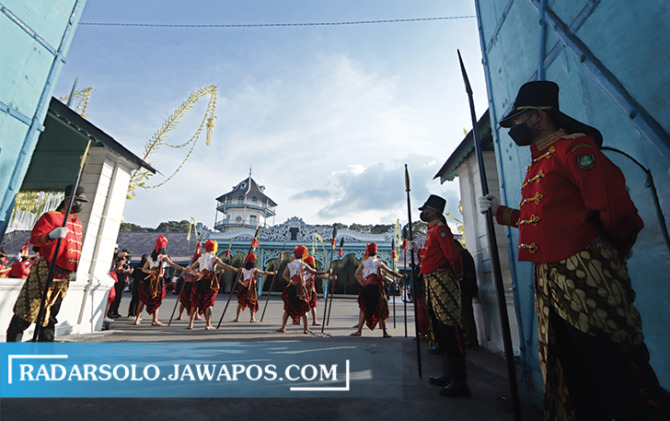 BERNILAI SEJARAH: Atraksi prajurit Keraton Kasunanan Surakarta. Keberadaan Keraton Surakarta menjadi salah satu destinasi wisata di Kota Solo. (M. IHSAN/RADAR SOLO)