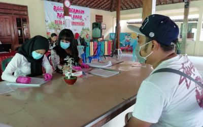 Karangtaruna Desa Sambungmacan mendata pemudik yang baru saja pulang.