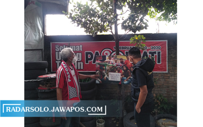 CEO Persebaya Surabaya Azrul Ananda (kanan) melihat langsung Pohon Cinta Pasoepati Bonek 2011 di Museum Titik Nol Pasoepati, Kamis (27/1). (NIKO AUGLANDY/RADAR SOLO)