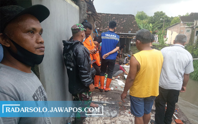BERTAHAN: Rumah bagian belakang Surono yang ambrol. (SILVESTER KURNIAWAN/RADAR SOLO)