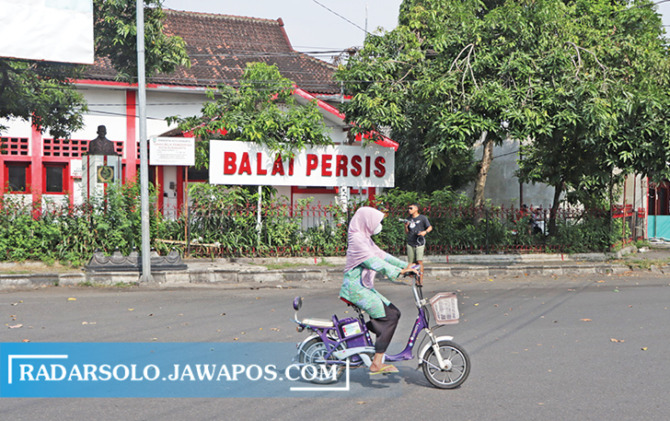BERSEJARAH: Warga melintas di depan Balai Persis, kemarin (161/). Rencananya, tempat ini akan jadi jujukan dalam program sport tourism yang digaungkan pemkot dan manajemen Persis. (M. IHSAN/RADAR SOLO)