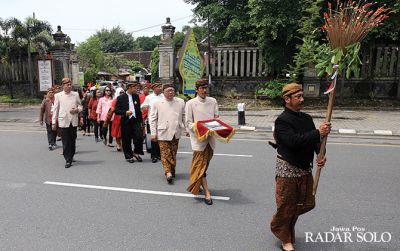 SATU SUARA: Rombongan unsur pimpinan dan anggota DPRD Surakarta longmarch menuju PN Surakarta untuk menyerahkan surat penundaan eksekusi lahan Sriwedari, Rabu (18/3).