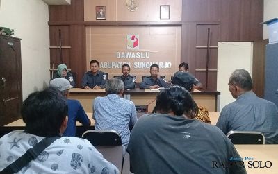 Massa Promeg 96 dan El Maso beraudiensi dengan Bawaslu Sukoharjo, Senin (9/3).&nbsp;
