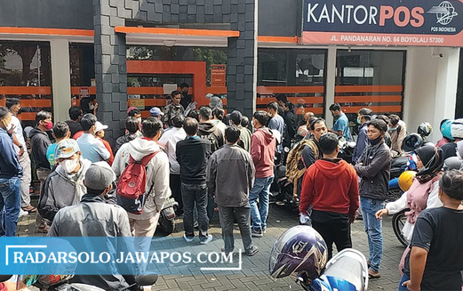 RAMAI: Pembayaran denda tilang lalu lintas di Boyolali pindah ke Kantor Pos, Senin (31/1). (RAGIL LISTIYO/RADAR SOLO)