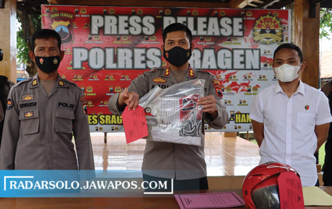 GERAK CEPAT: Kapolres Sragen AKBP Yuswanto Ardi menunjukkan bukti kasus begal payudara di jalanan Sragen, Kamis (27/1).  (AHMAD KHAIRUDIN/RADAR SOLO)