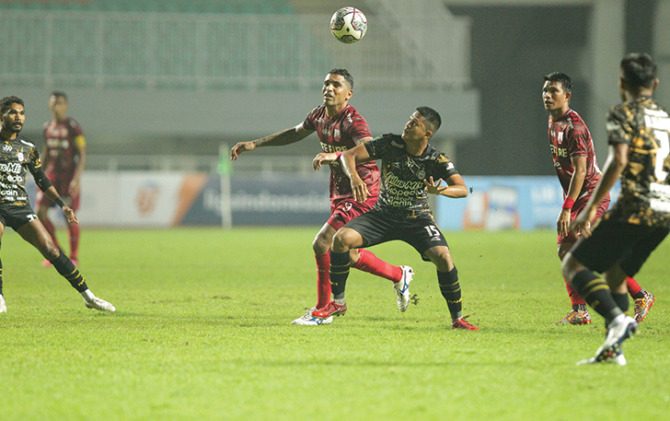 Striker Alberto “Beto” Goncalves (kiri) berebut bola dengan gelandang RANS Cilegon FC Fadilla Akbar dalam final Liga 2 di Stadion Pakansari Bogor, Kamis (30/12) lalu. (ISTIMEWA)