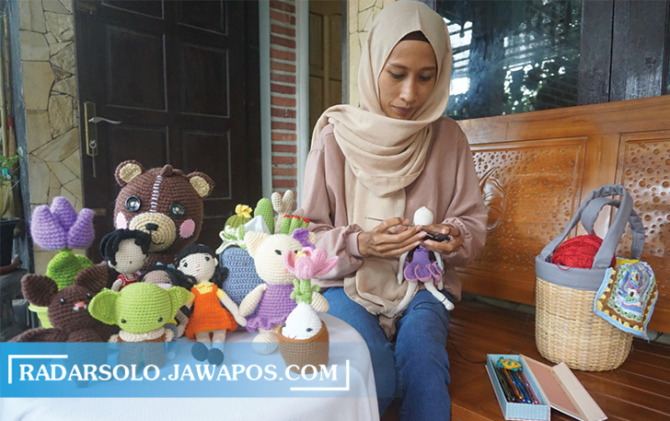KREATIF: Sekar saat merajut salah satu produk boneka rajut di kediamannya di Desa Beji, Kecamatan Tulung. (ANGGA PURENDA/RADAR SOLO)