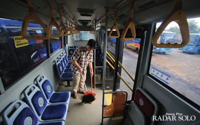 DONGKRAK MUTU: Pekerja membersihkan bagian dalam armada BST sebelum dioperasikan. Penerapan budaya keselamatan dan kesehatan kerja (K3) di lingkungan kerja perlu ditekankan. (ARIEF BUDIMAN/RADAR SOLO)