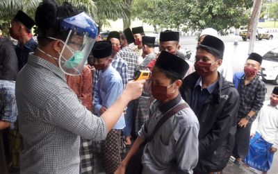 Puluhan santri Pondok Lirboyo, Kediri, Jawa Timur dari sejumlah kabupaten dicek suhu tubuhnya di Plasa Alun-Alun Karanganyar, Selasa (31/3). (RUDI HARTONO/RADAR SOLO)