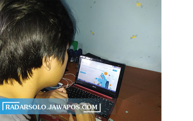 KEMBALI BERGULIR: Calon pendaftar Kartu Prakerja mengakses website www.prakerja.go.id belum lama ini. (IRADAR SOLO PHOTO)